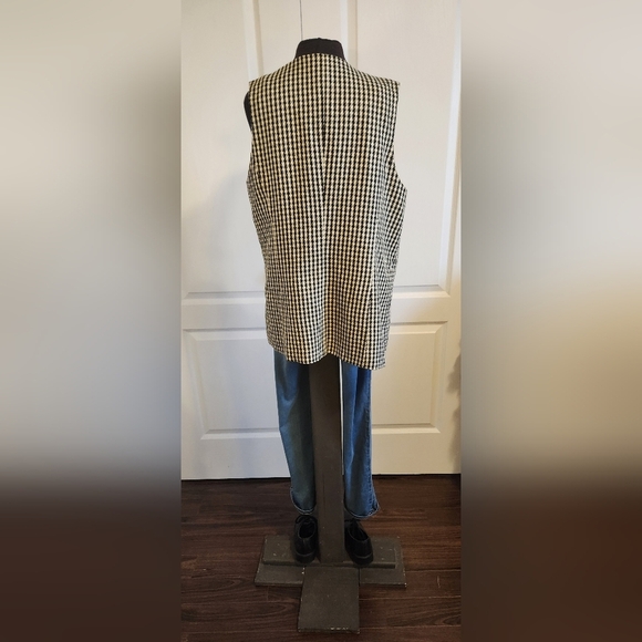 Black and White Vest Size Medium - Picture 3 of 5